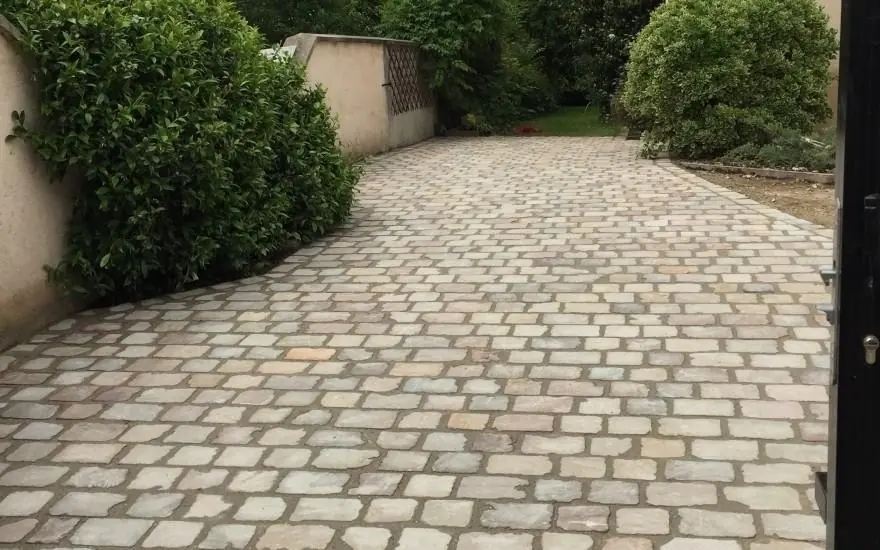 Allée en pavés anciens bordée de haies