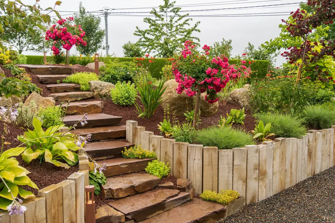 Escalier extérieur en pierre dans un jardin en pente à La Frette-sur-Seine
