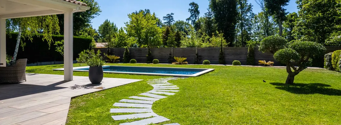 Jardin paysager avec massifs et allée dans un quartier résidentiel de Chatou